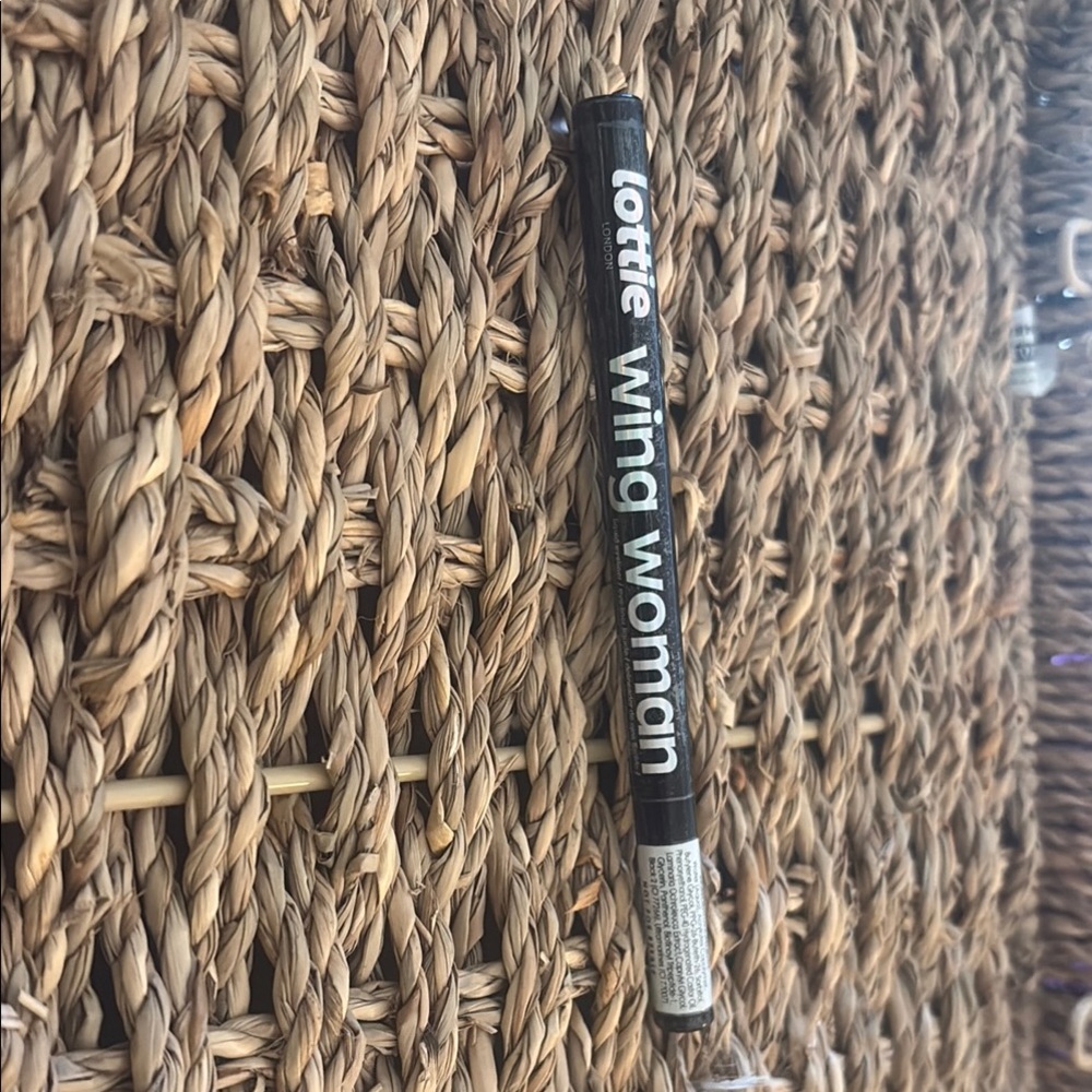💫 Lottie London Wing Woman Eyeliner – Black Felt Tip